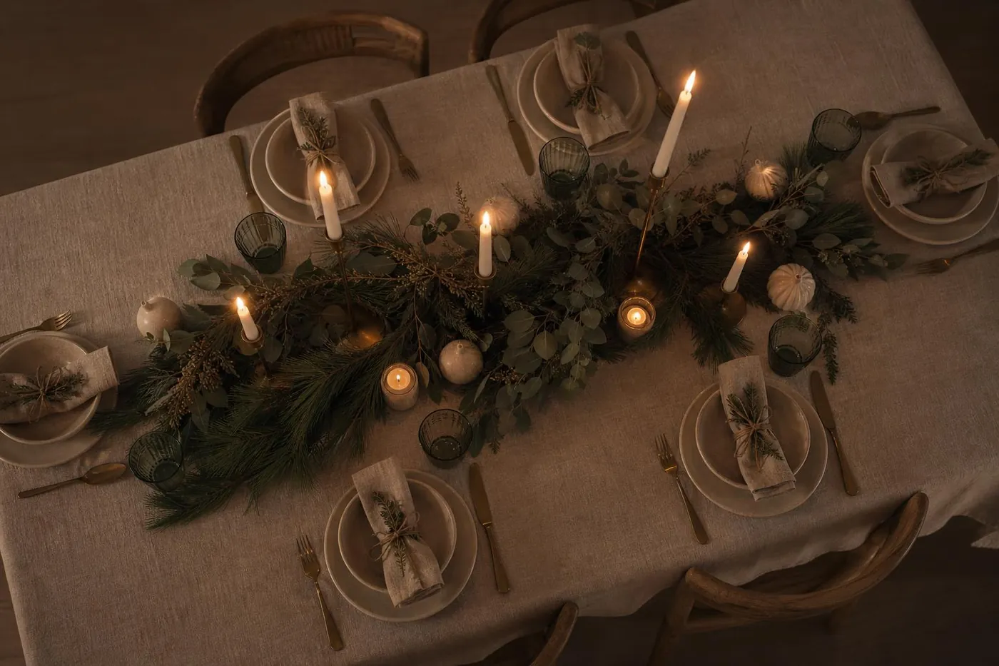 Mesa de Navidad elegante en tonos crema, madera y verde